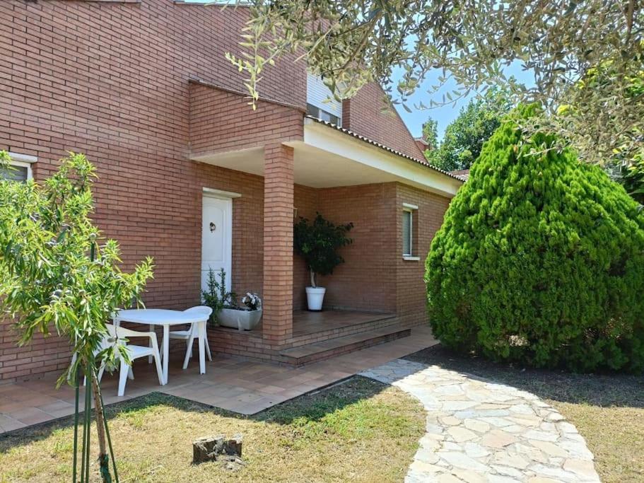 Casa Con Jardin Y Piscina Privada. Villa Santa Eulalia de Ronsana Bagian luar foto