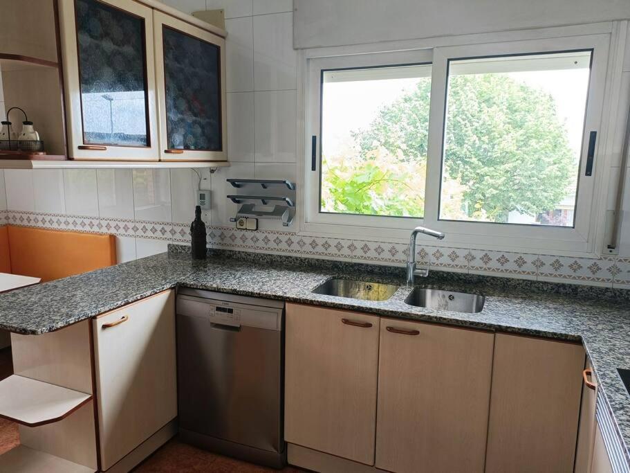 Casa Con Jardin Y Piscina Privada. Villa Santa Eulalia de Ronsana Bagian luar foto