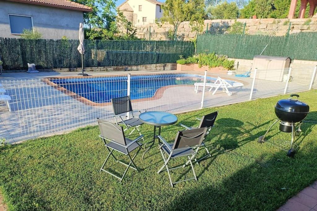 Casa Con Jardin Y Piscina Privada. Villa Santa Eulalia de Ronsana Bagian luar foto