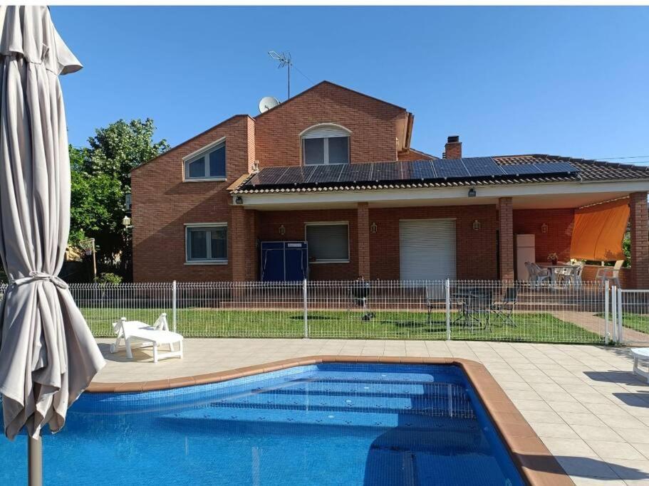 Casa Con Jardin Y Piscina Privada. Villa Santa Eulalia de Ronsana Bagian luar foto